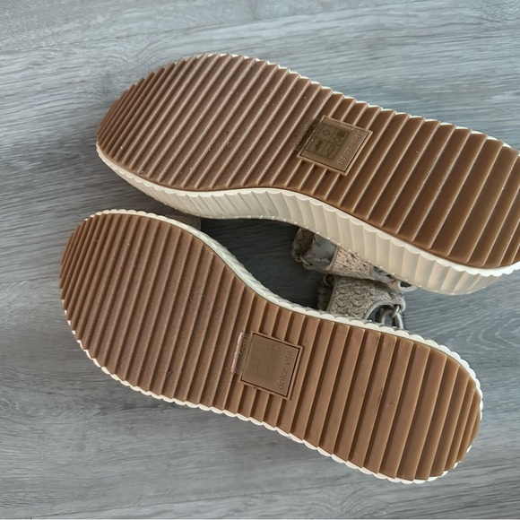 Women's Dolce Vita Debra Platform Cream Sandals - Picture 8 of 8